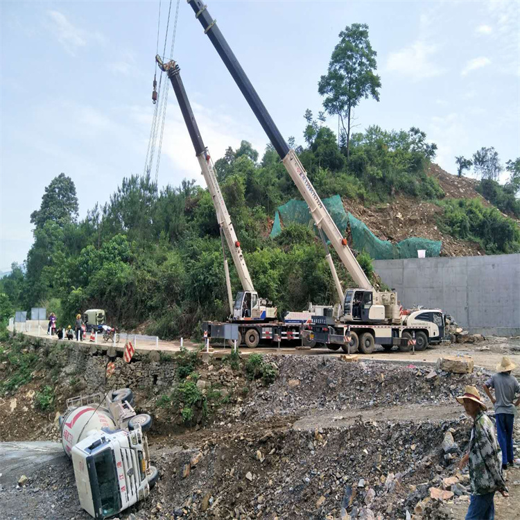 普安汽车掉沟里叫吊车救援要多少钱